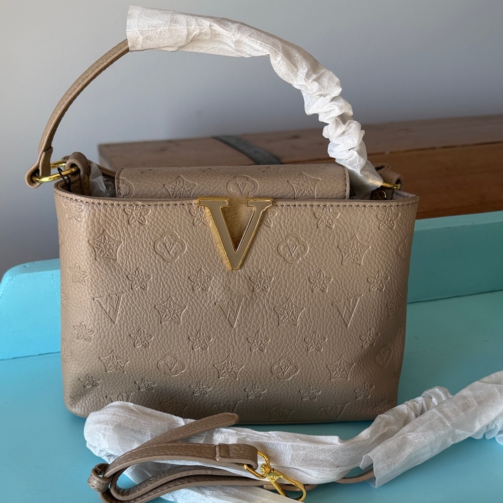 Elegant Fashion V Capucine Handbag Crossbody NEW